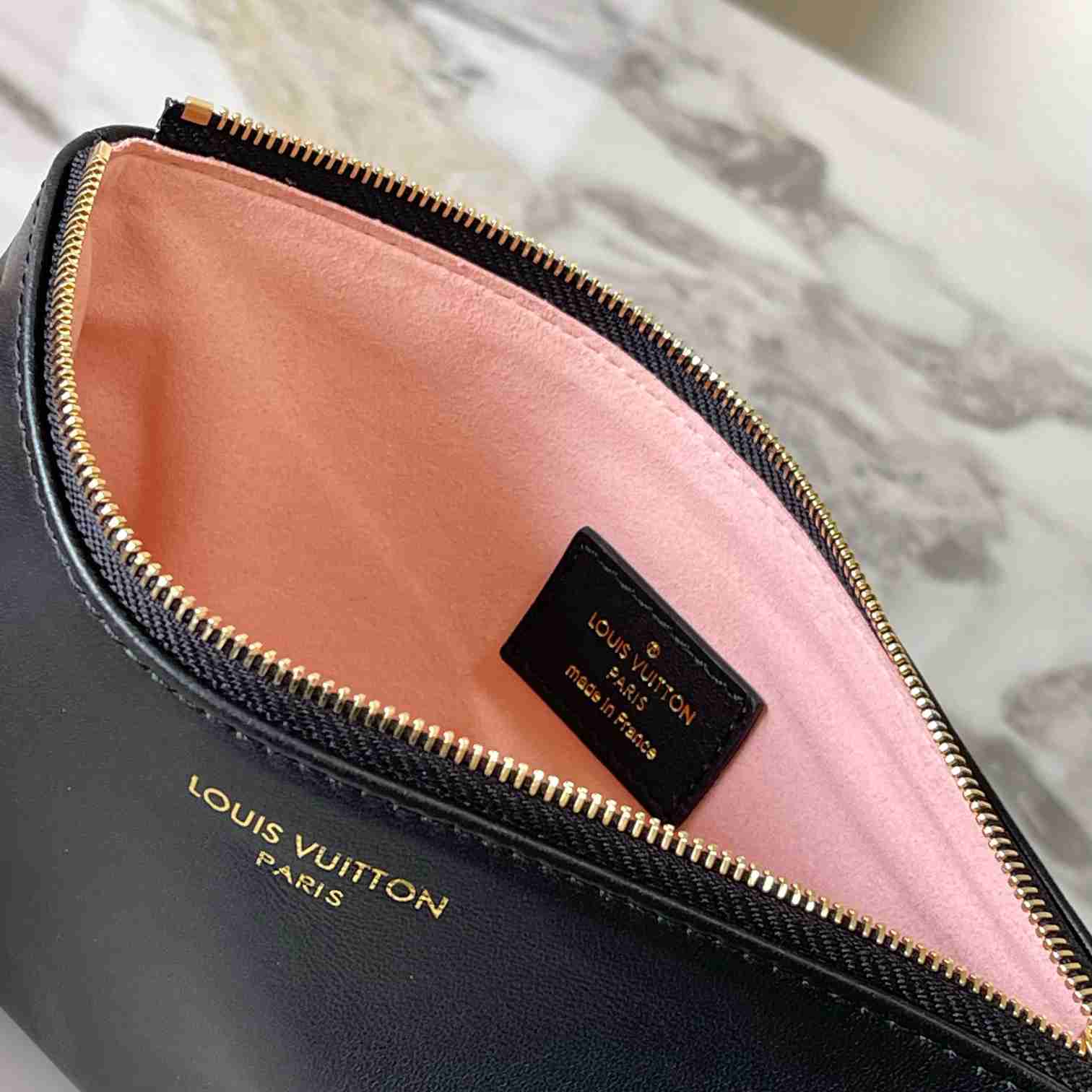 Louis Vuitton Coussin Hobo MM  M12068 - FashionPlug