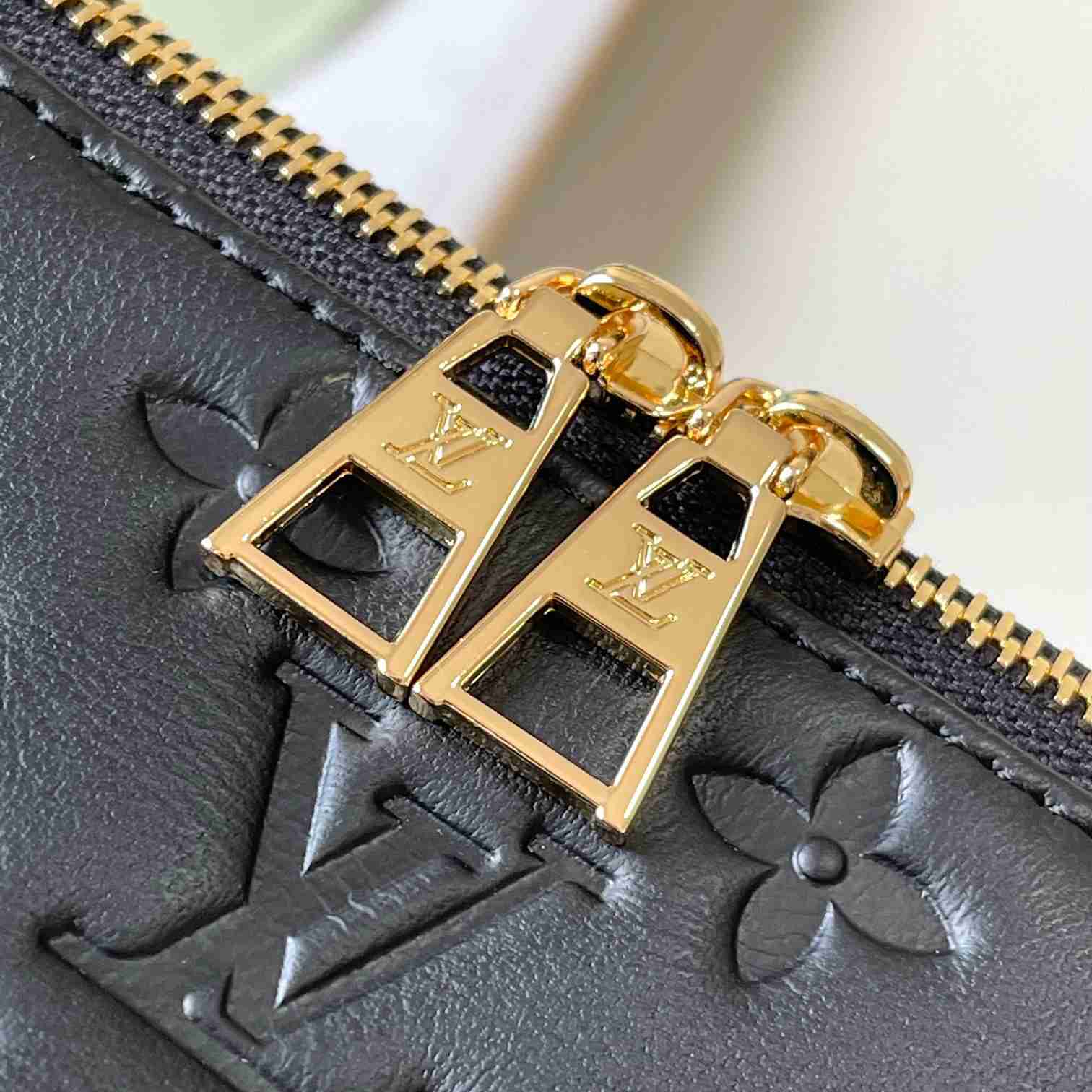 Louis Vuitton Coussin Hobo MM  M12068 - FashionPlug