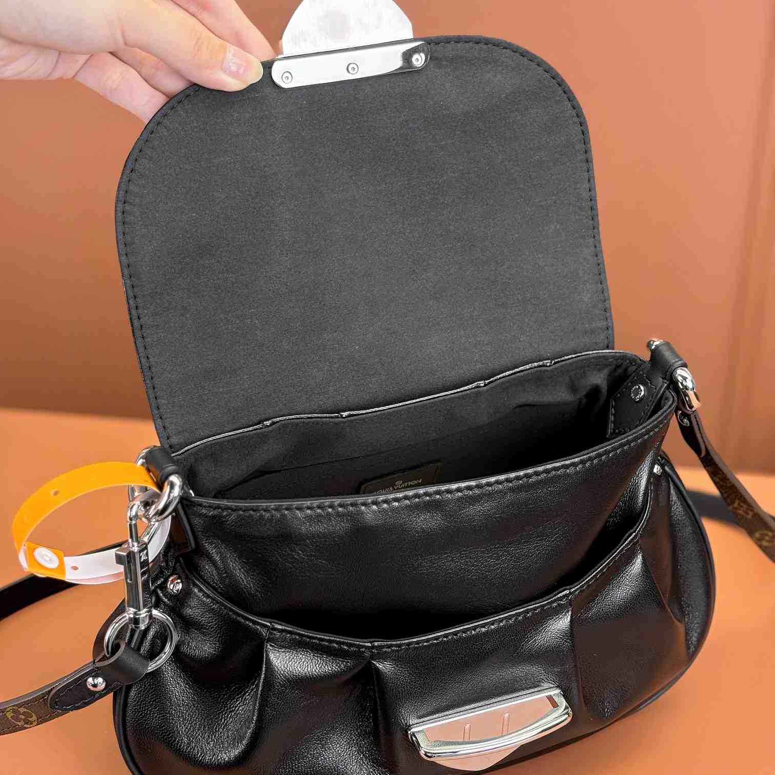 Louis Vuitton Sunset Vibe   M12192 - FashionPlug