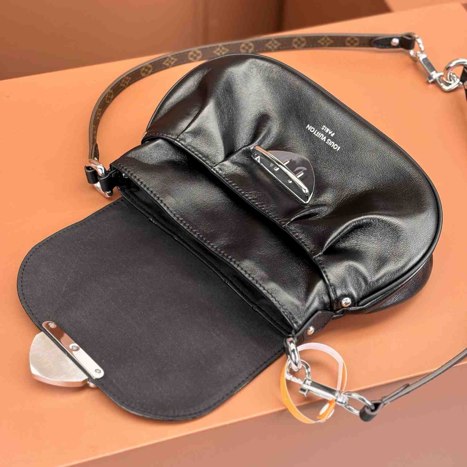 Louis Vuitton Sunset Vibe   M12192 - FashionPlug