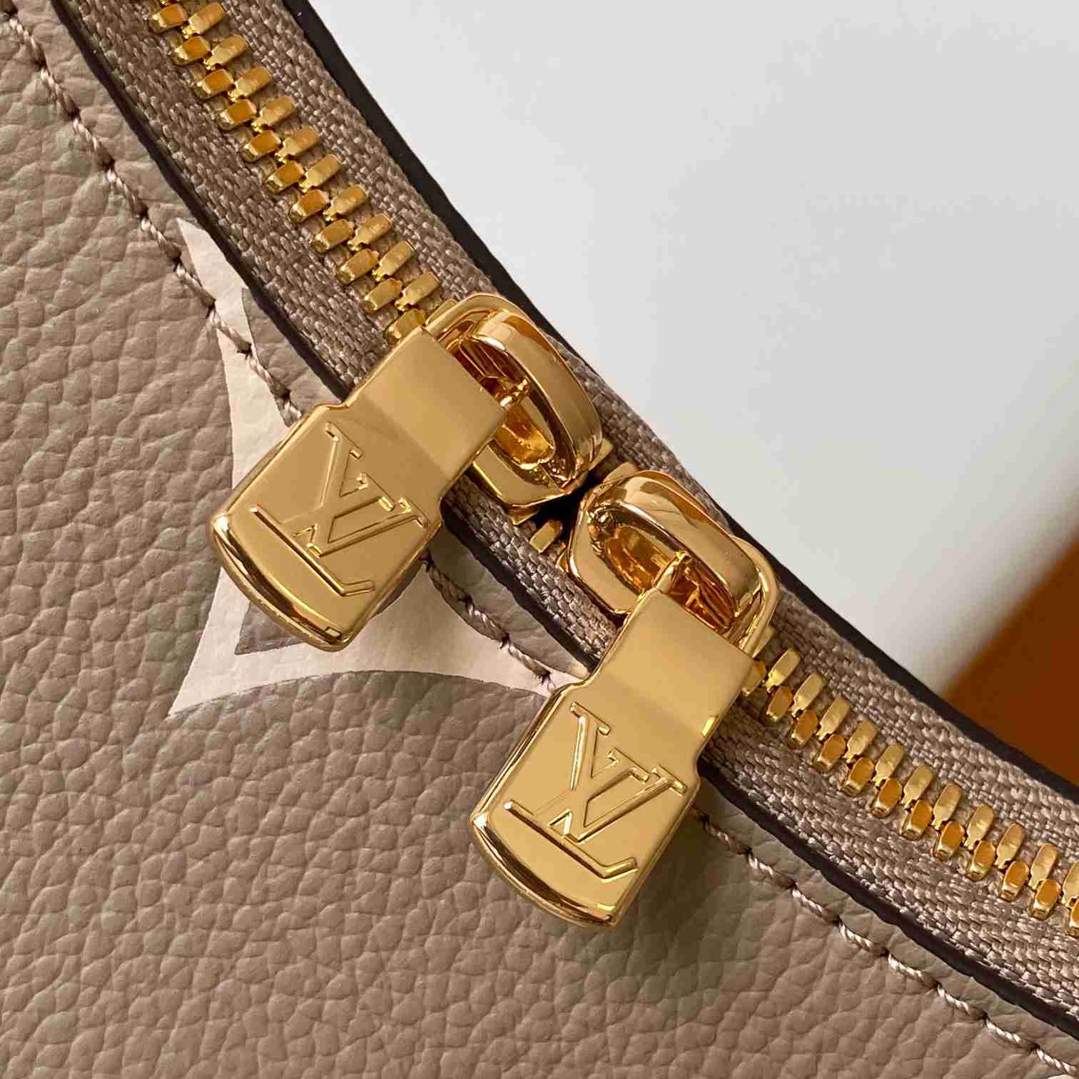 Louis Vuitton Boulogne  M13224 - FashionPlug