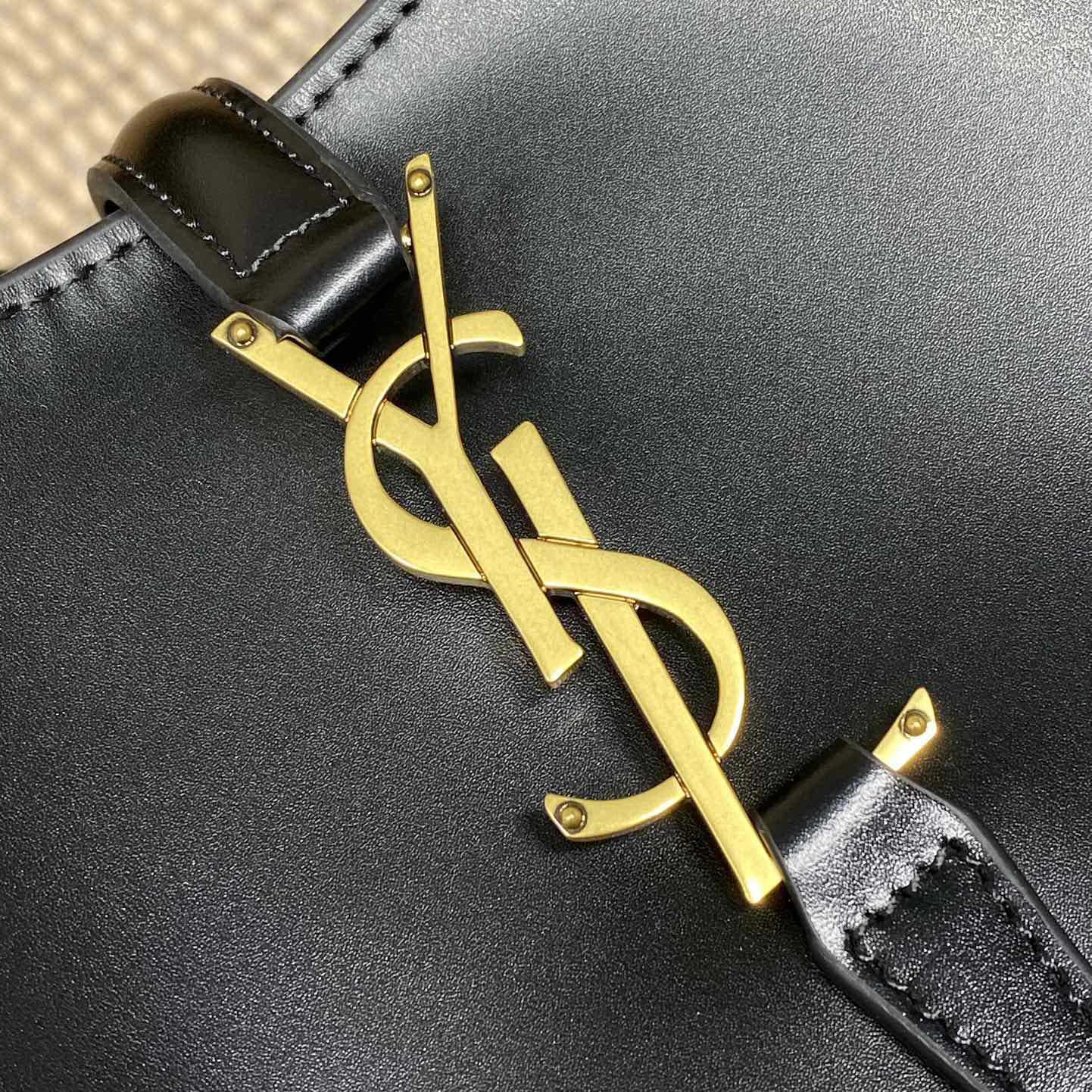 Saint Laurent Le 37 In Shiny Leather - FashionPlug