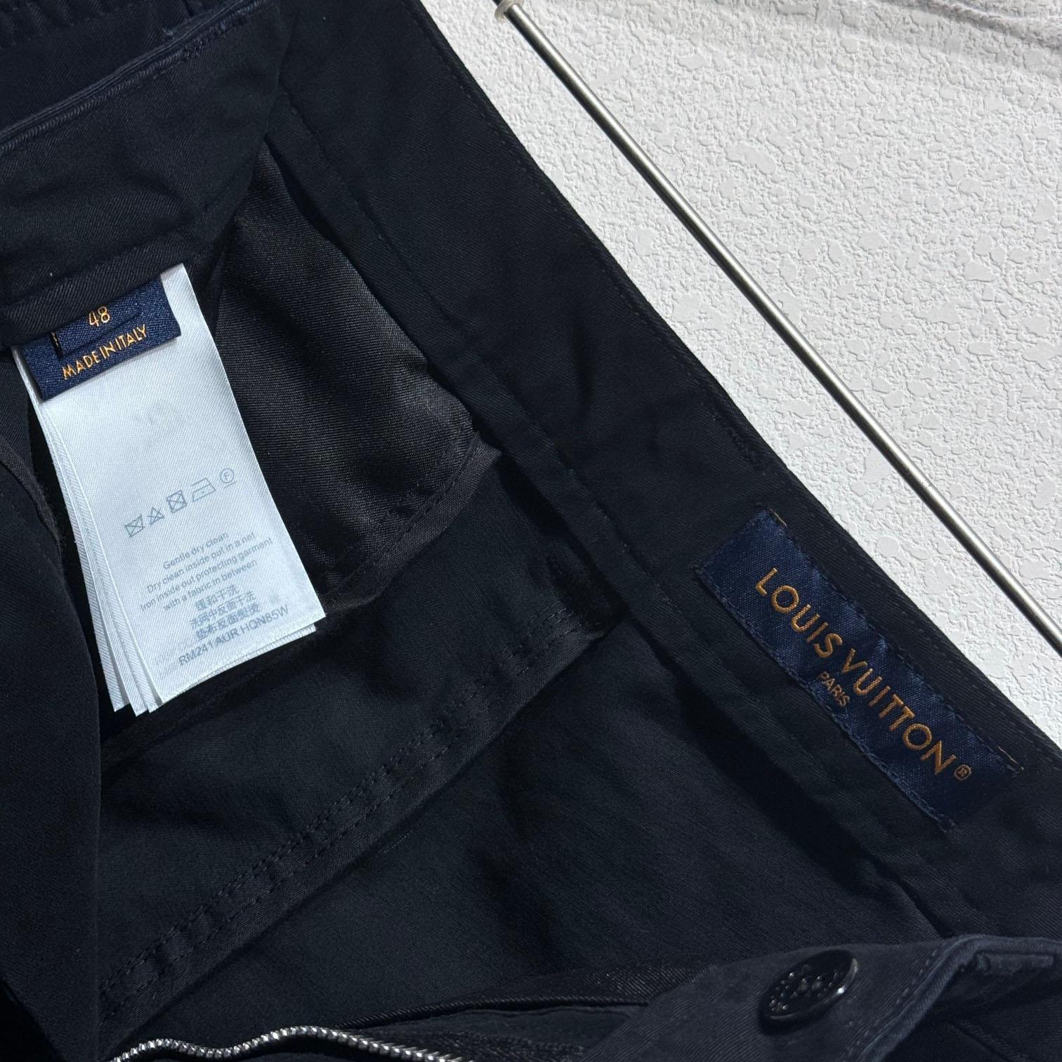 Louis Vuitton Signature Cotton Cargo Pants  1AFJ90 - FashionPlug