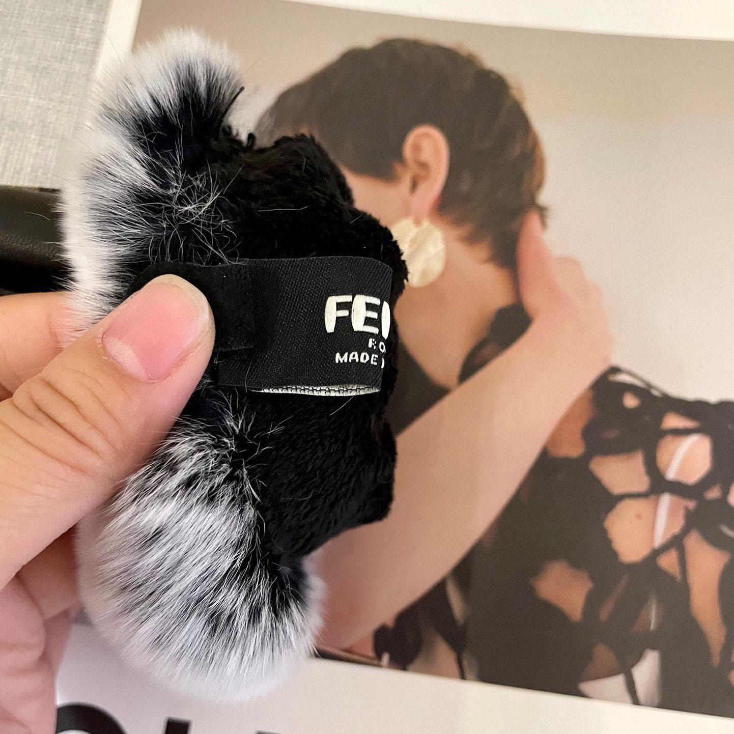 Fendi Gloves - FashionPlug