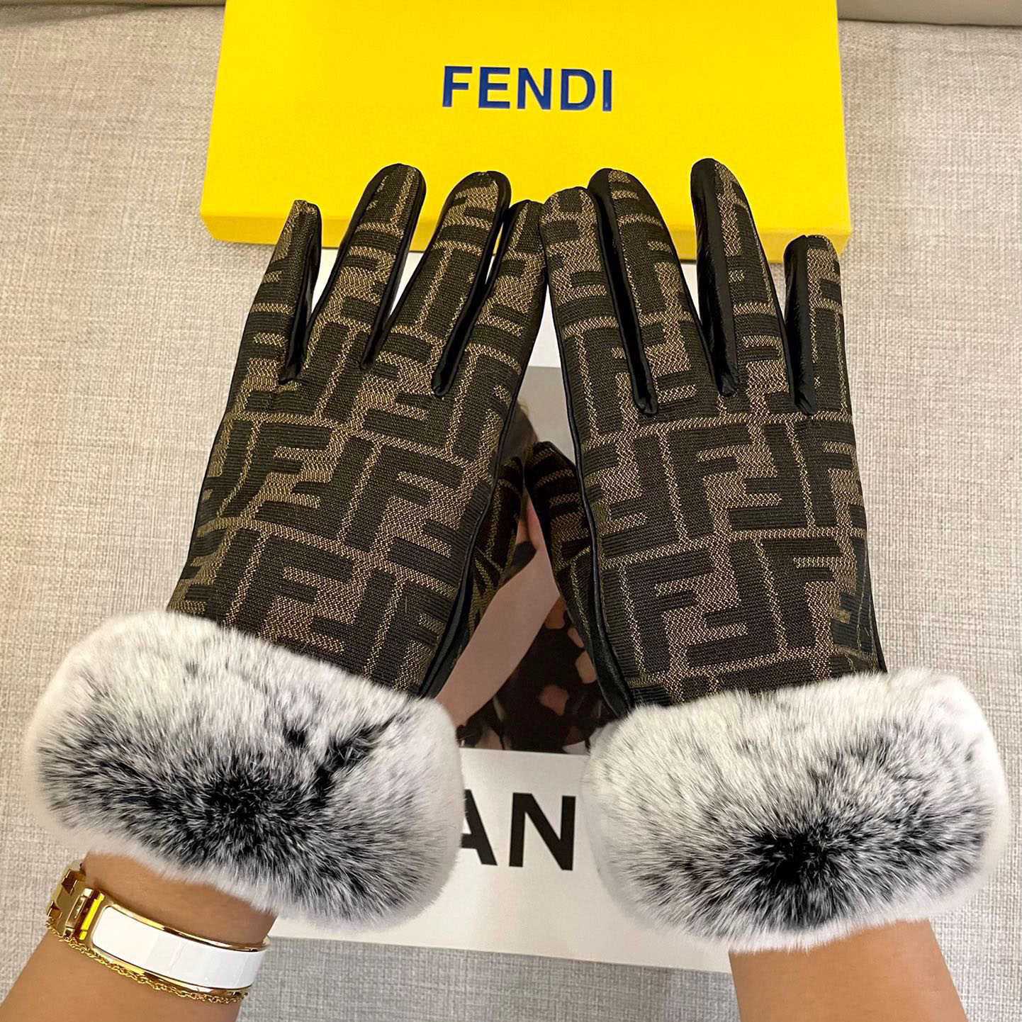 Fendi Gloves - FashionPlug