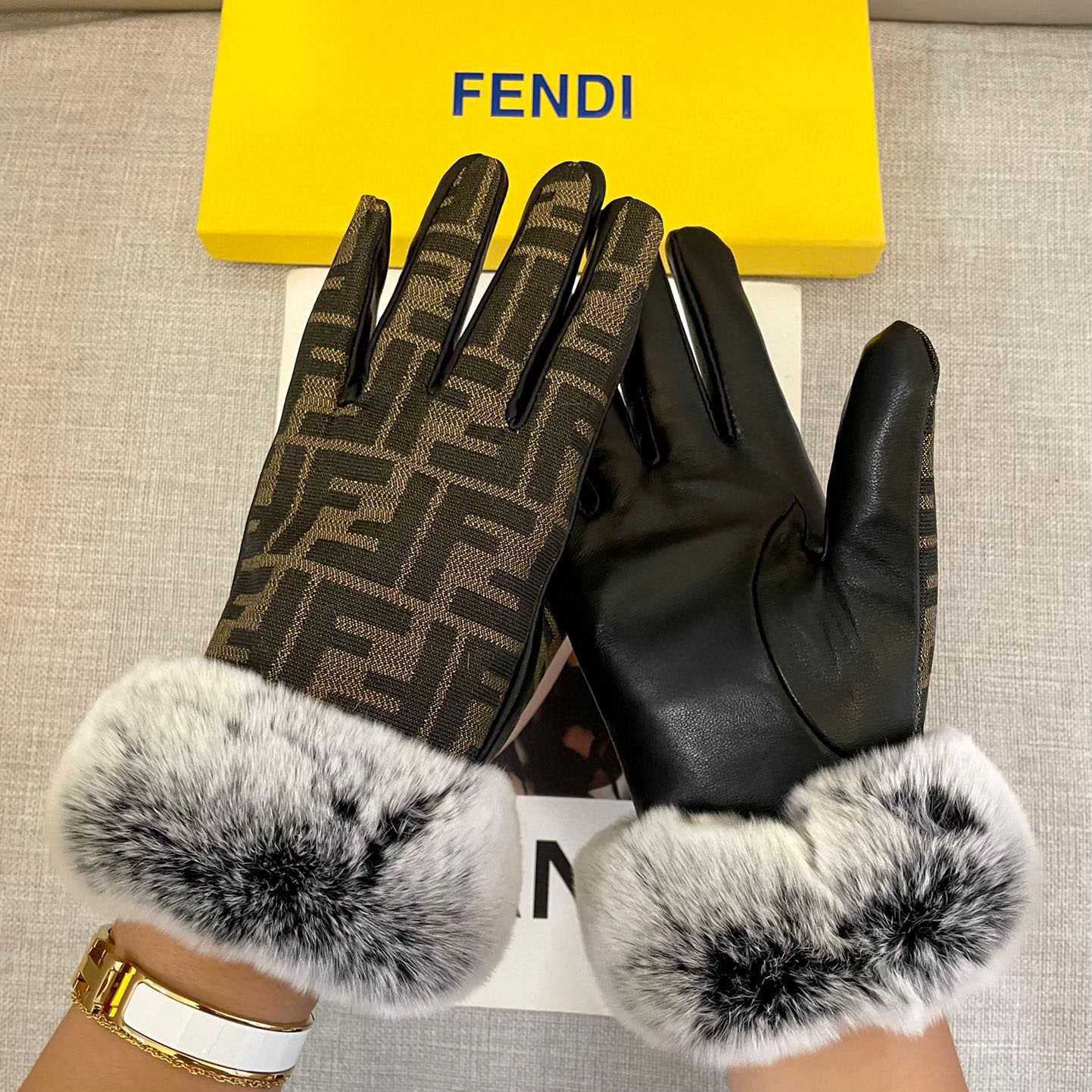Fendi Gloves - FashionPlug