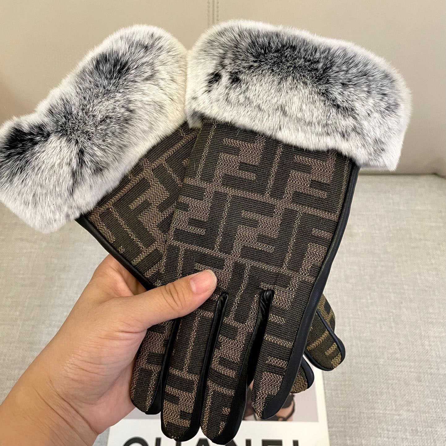 Fendi Gloves - FashionPlug