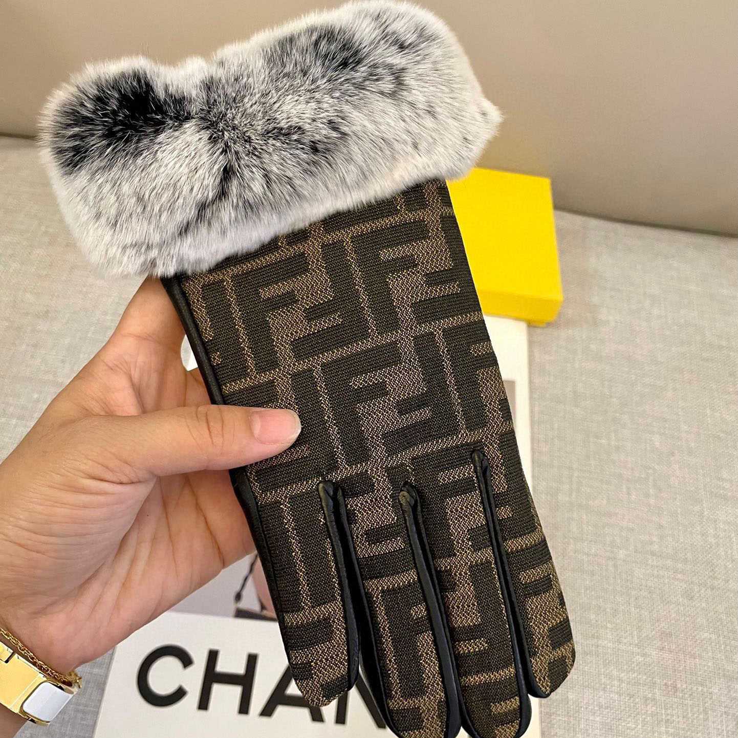 Fendi Gloves - FashionPlug
