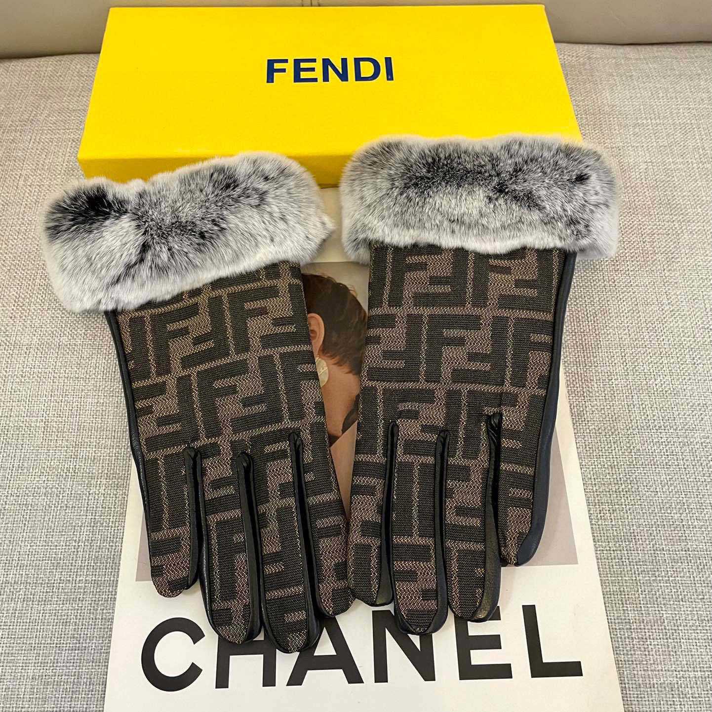 Fendi Gloves - FashionPlug