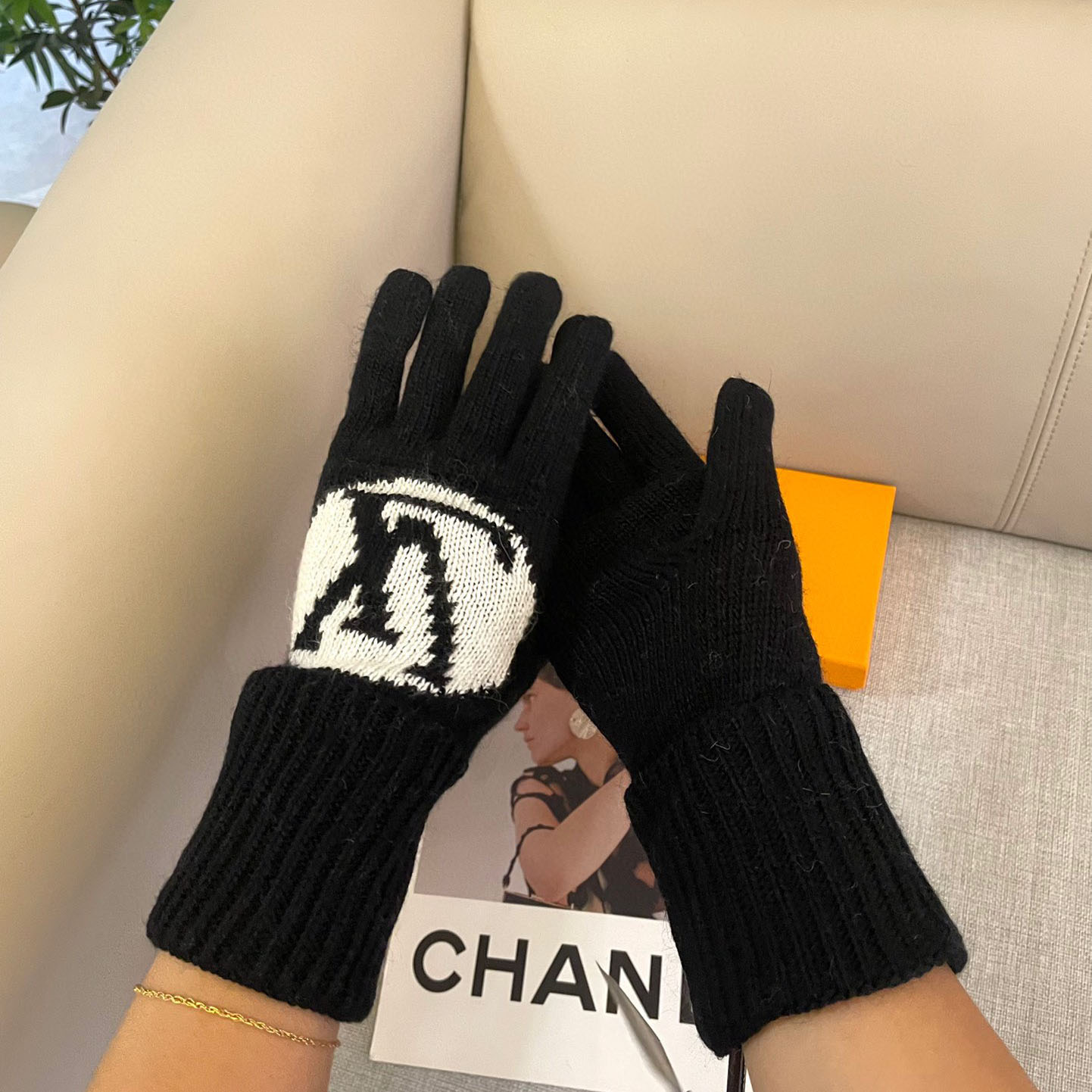 Louis Vuitton LV Medallion Gloves - FashionPlug