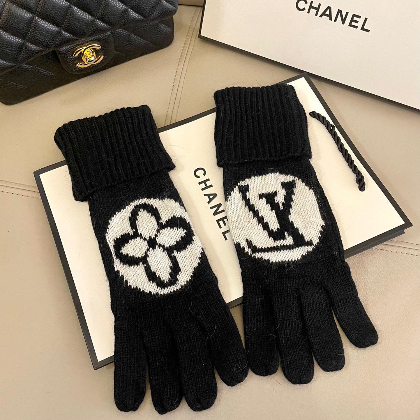 Louis Vuitton LV Medallion Gloves - FashionPlug