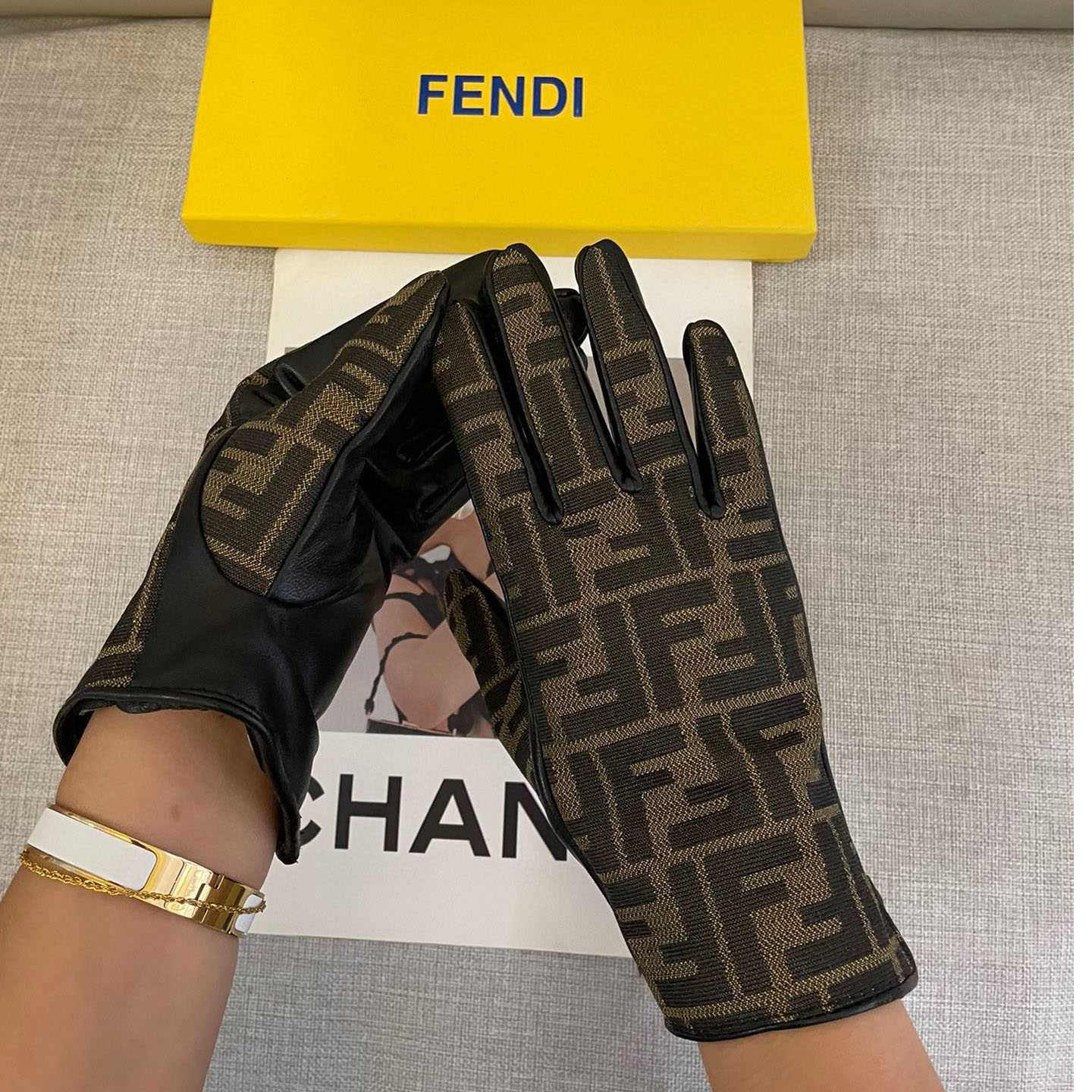 Fendi Gloves - FashionPlug
