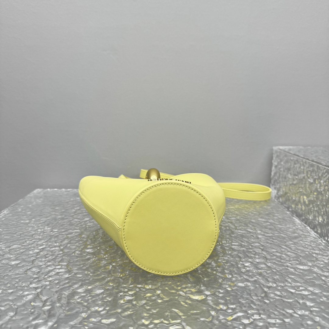 Jacquemus Le Petit Bambola Bag （10x10x20cm） - FashionPlug
