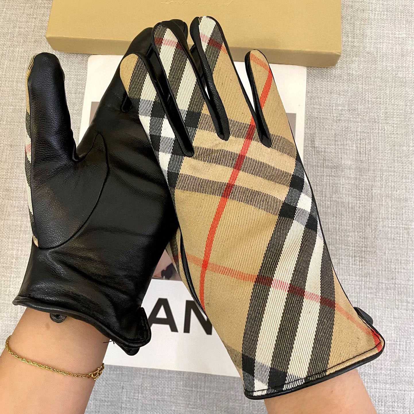 Burberry Gloves  - FashionPlug