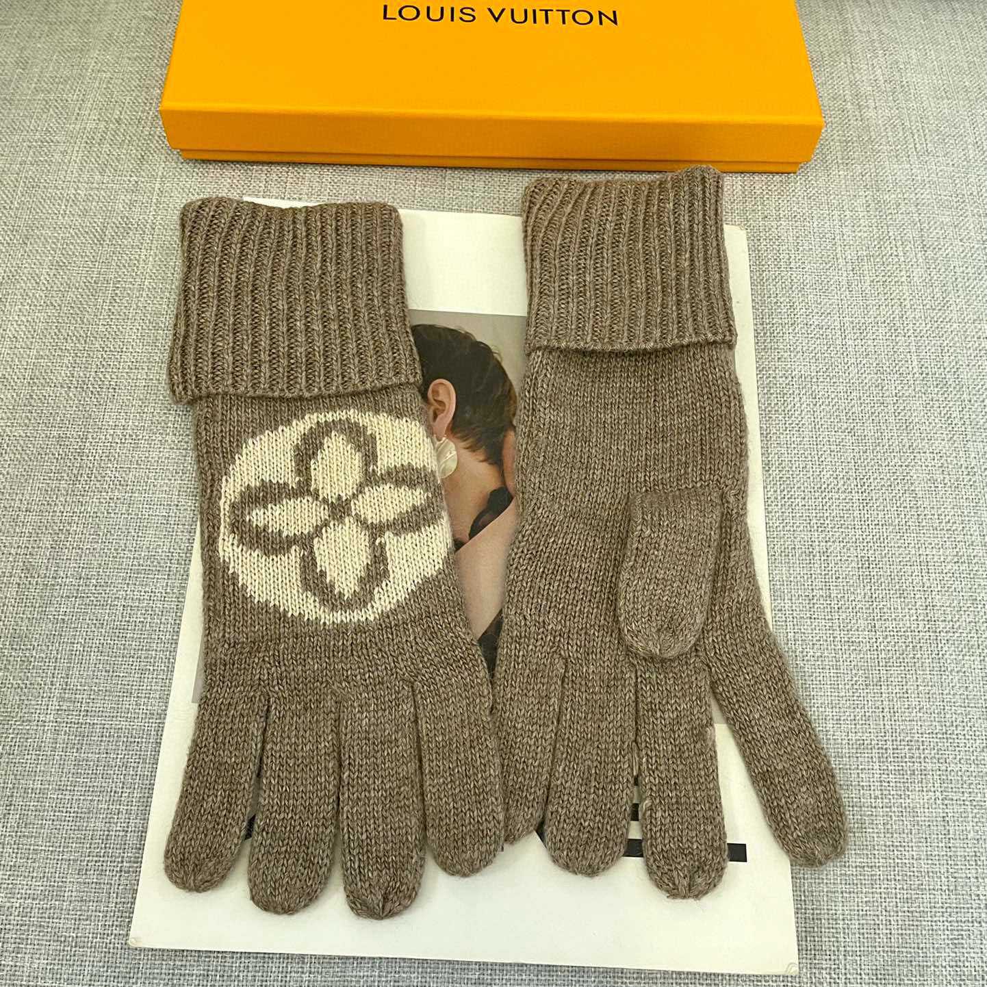 Louis Vuitton LV Medallion Gloves - FashionPlug