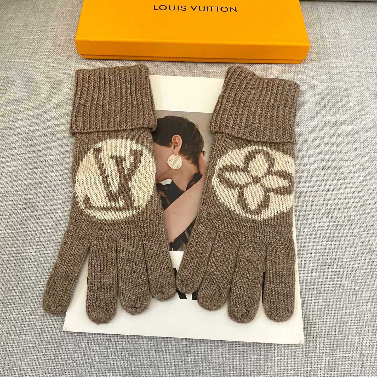 Louis Vuitton LV Medallion Gloves - FashionPlug
