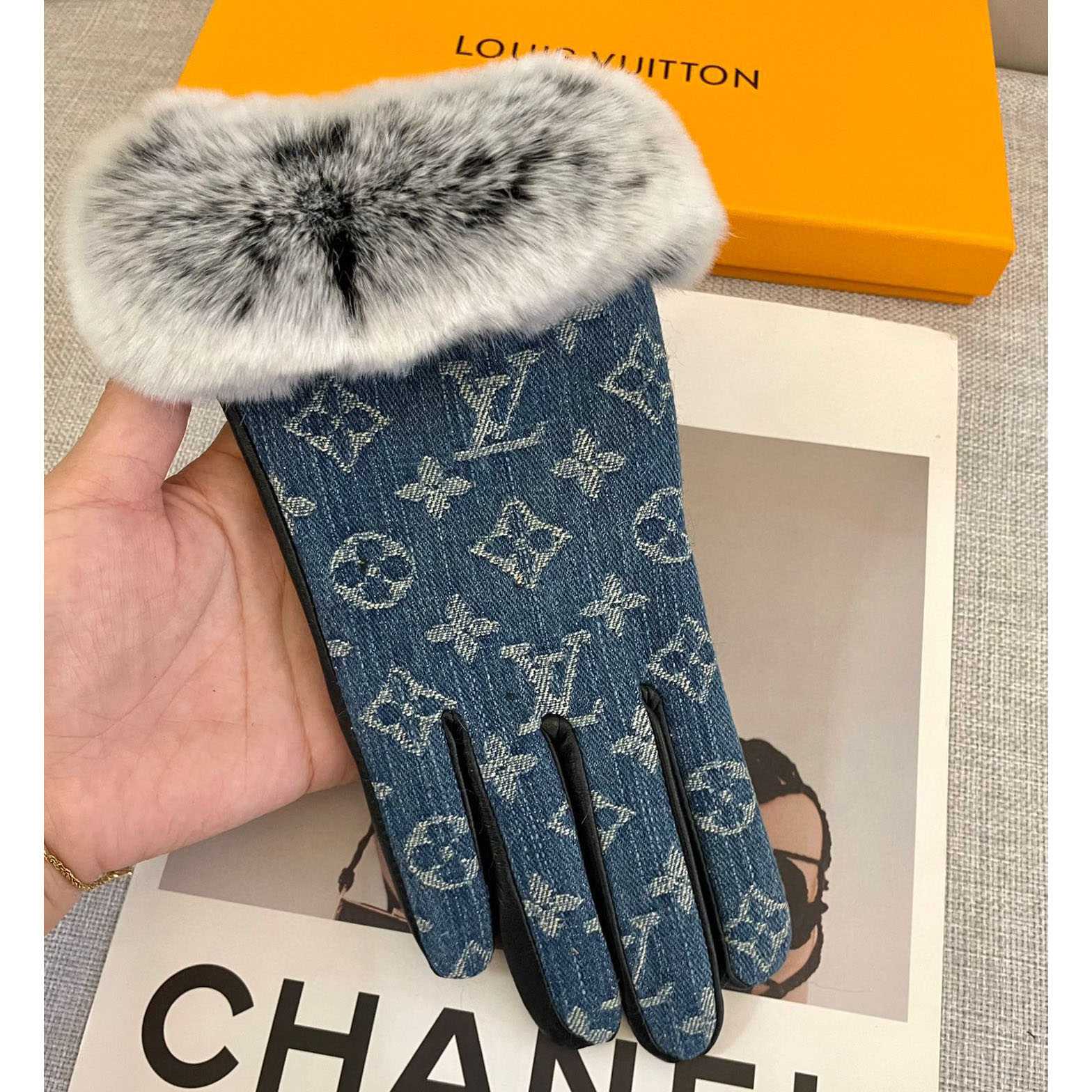 Louis Vuitton Gloves  - FashionPlug