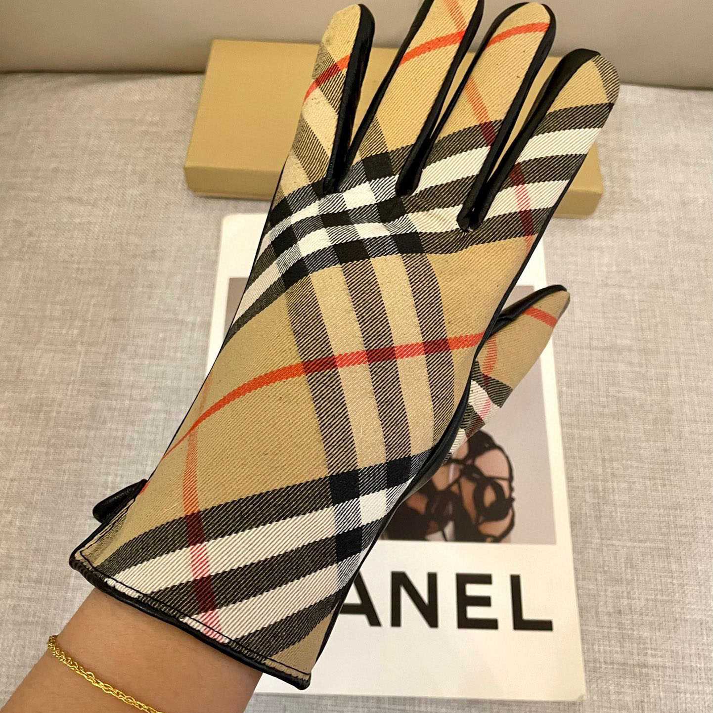 Burberry Gloves  - FashionPlug