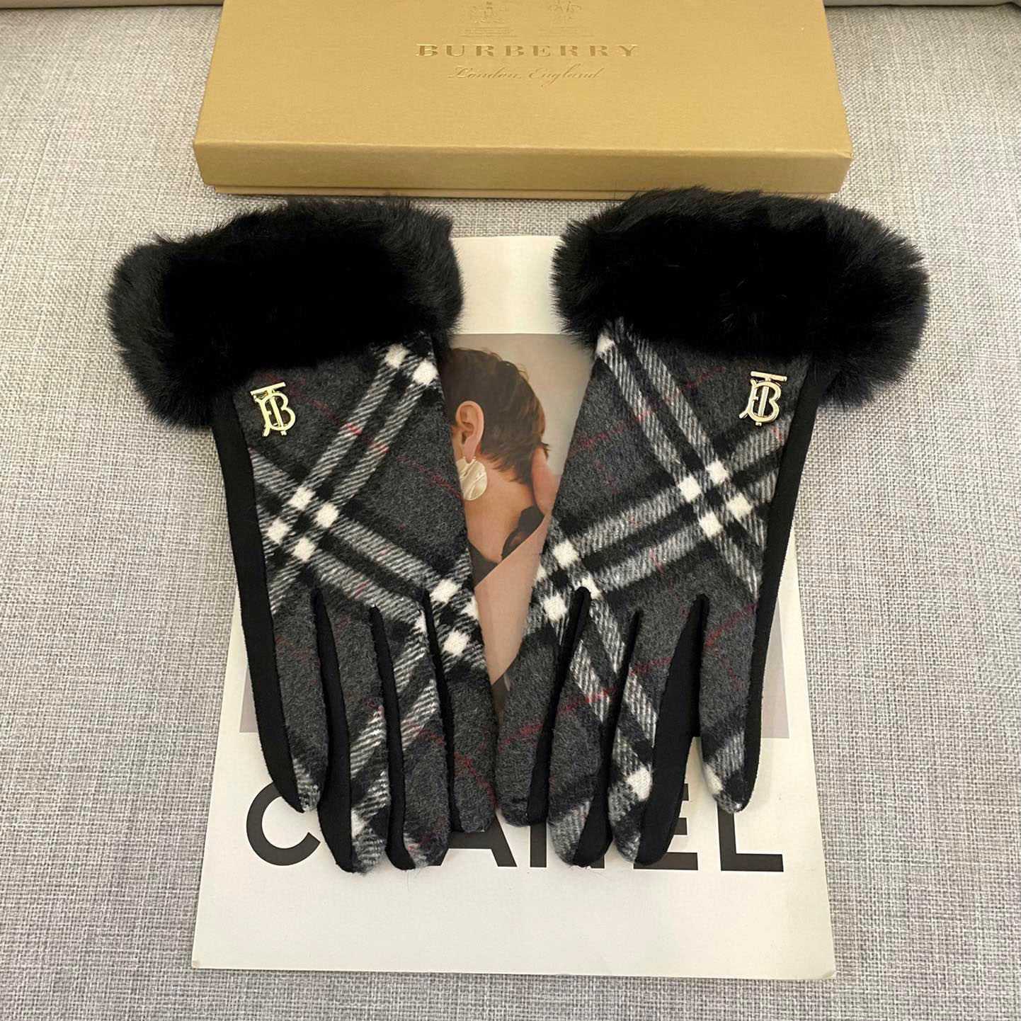 Burberry Gloves  - FashionPlug