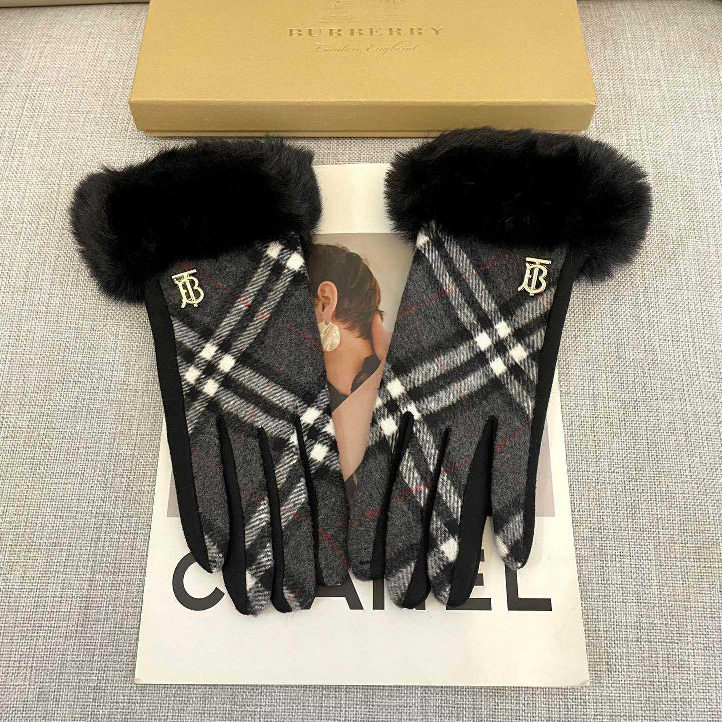 Burberry Gloves  - FashionPlug
