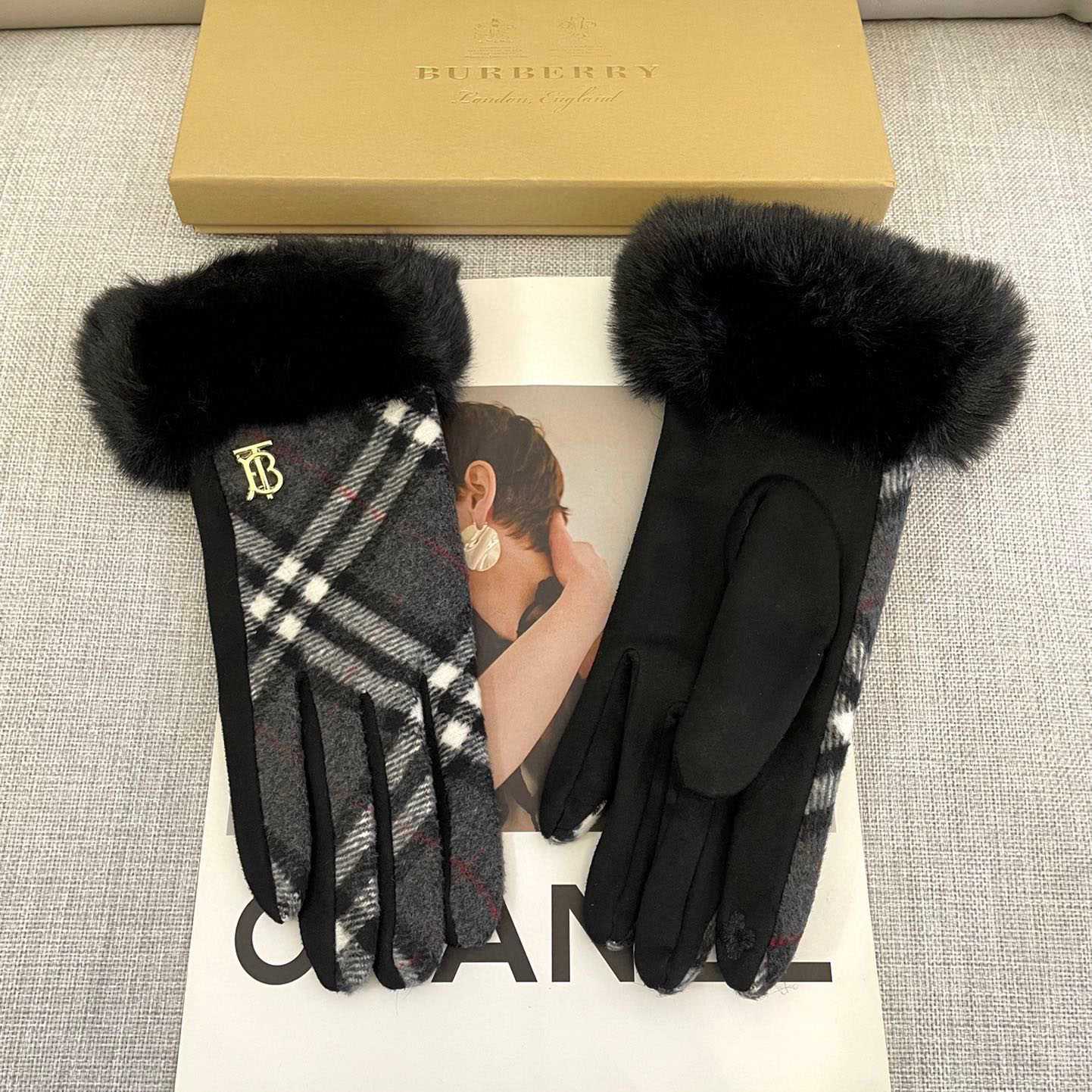 Burberry Gloves  - FashionPlug