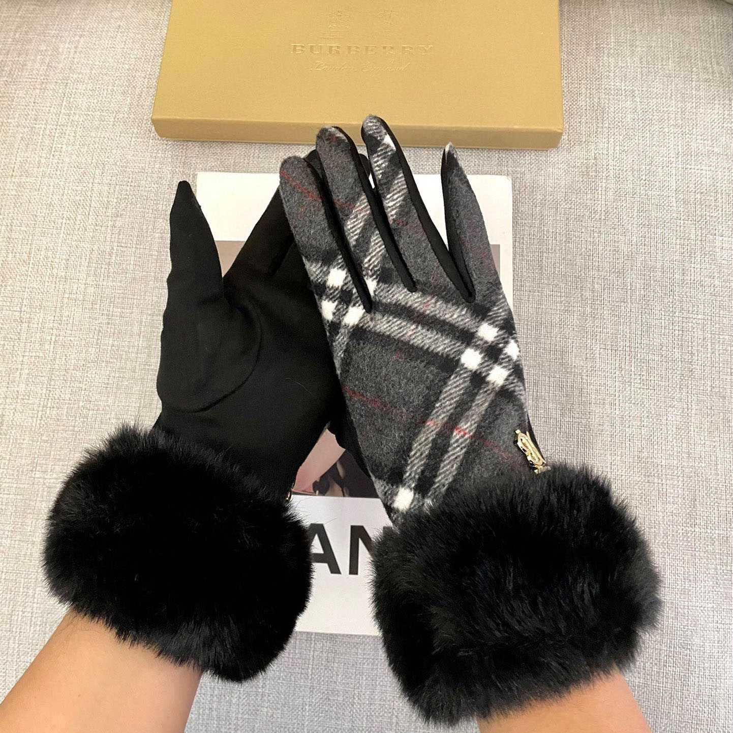 Burberry Gloves  - FashionPlug