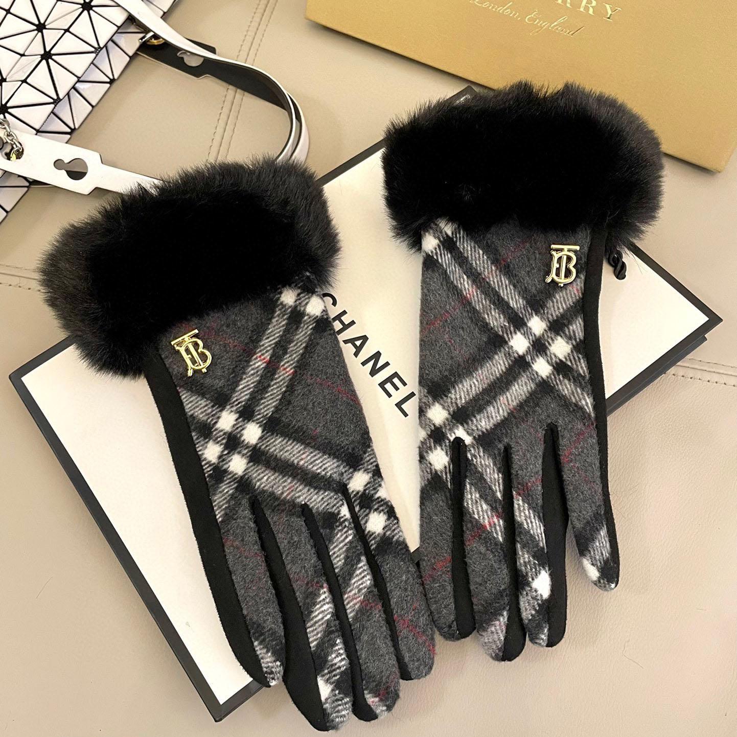Burberry Gloves  - FashionPlug