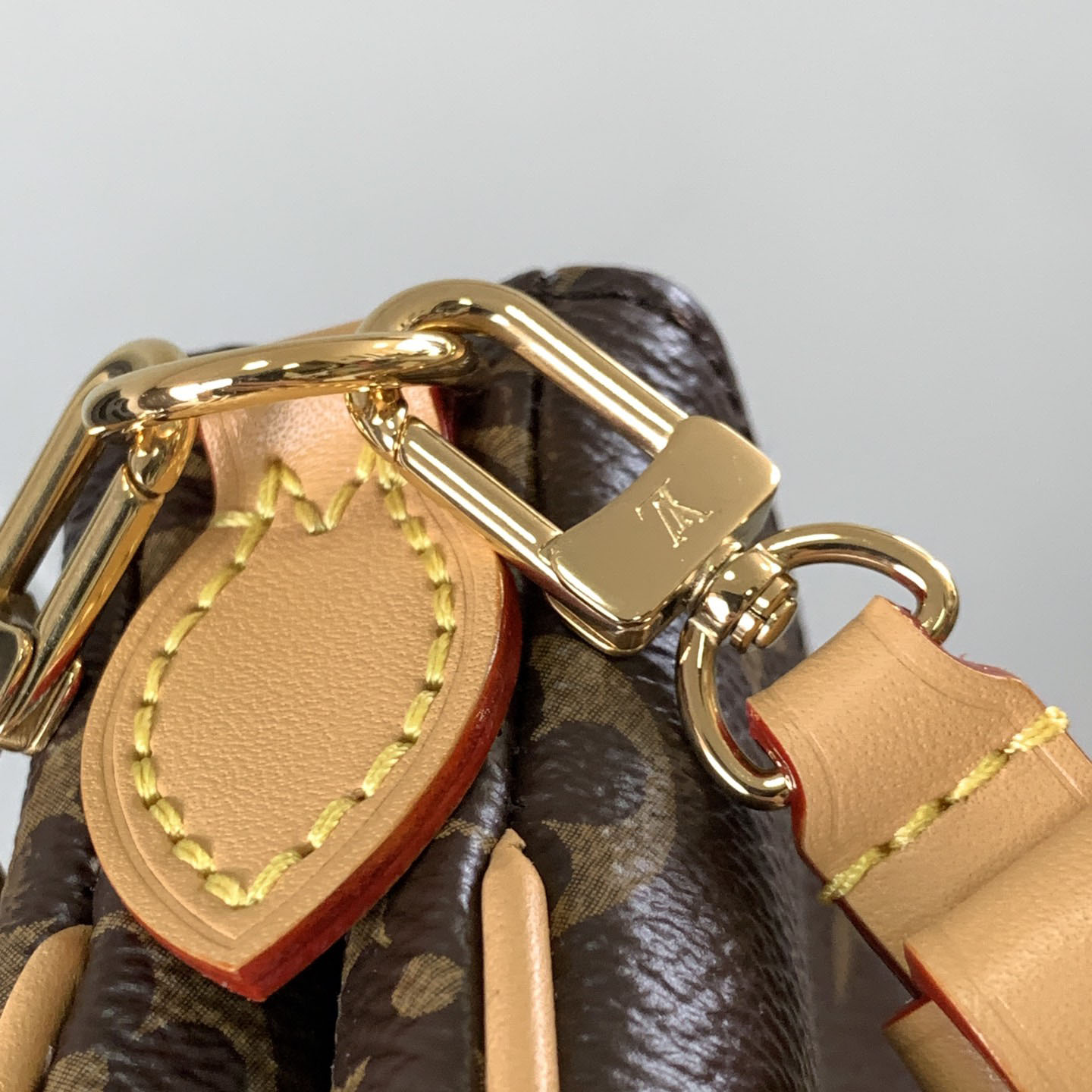 Louis Vuitton Liv Pochette  M83008 - FashionPlug