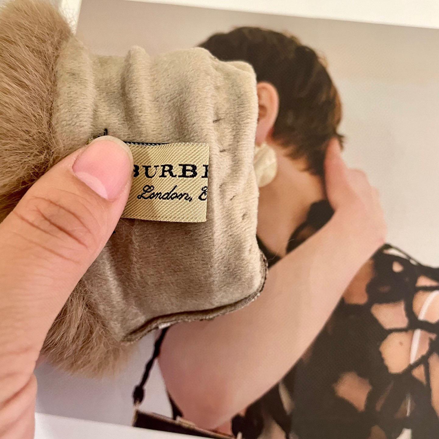 Burberry Gloves  - FashionPlug