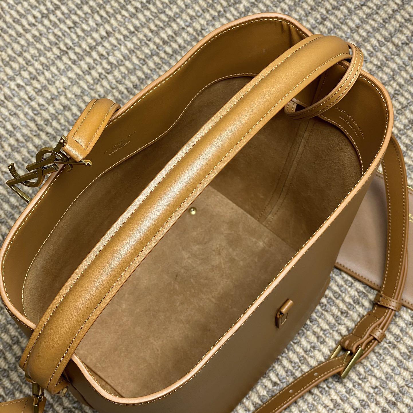 Saint Laurent Le 37 In Shiny Leather - FashionPlug