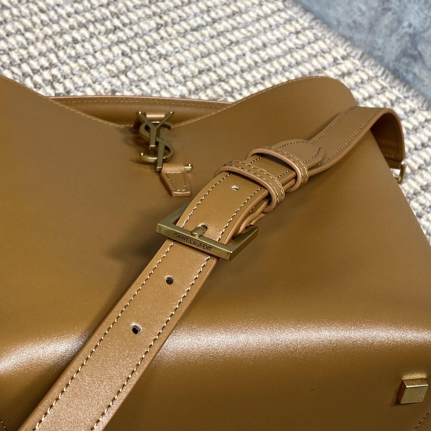 Saint Laurent Le 37 In Shiny Leather - FashionPlug