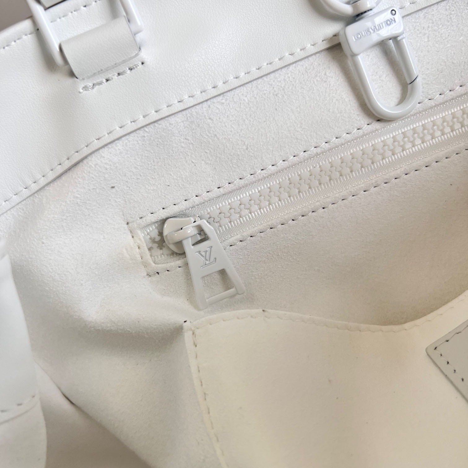 Louis Vuitton Sac Plat  M21841 - FashionPlug