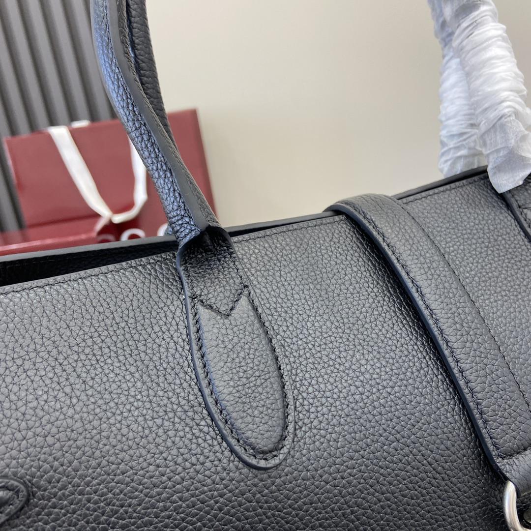 Gucci Large Tote Bag With Hook Closure - FashionPlug