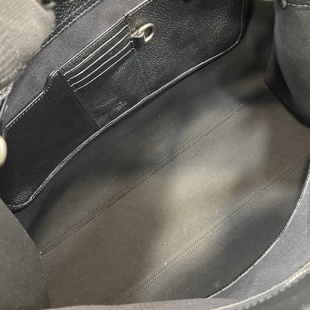Gucci Large Tote Bag With Hook Closure - FashionPlug