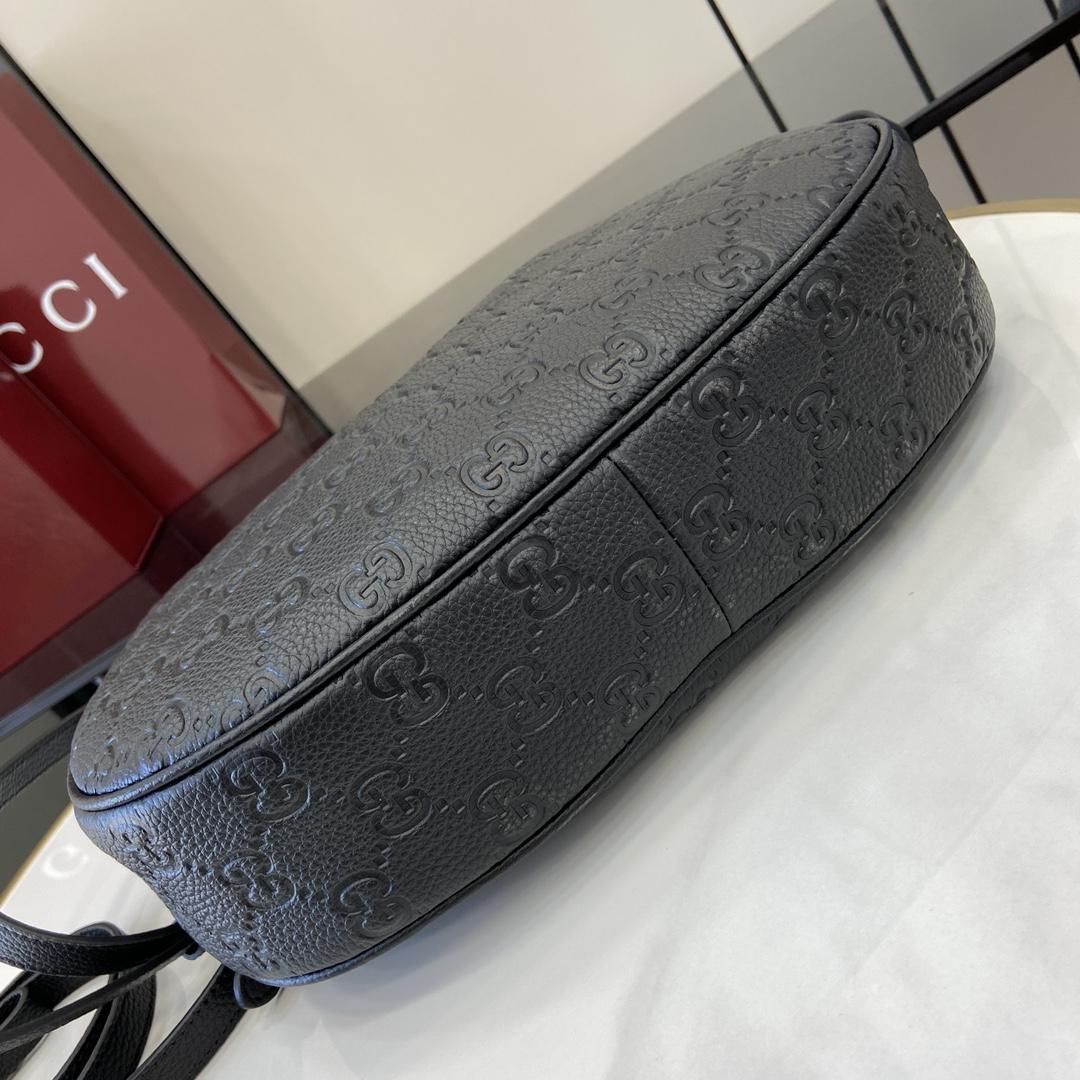 Gucci GG Emblem Medium Shoulder Bag - FashionPlug