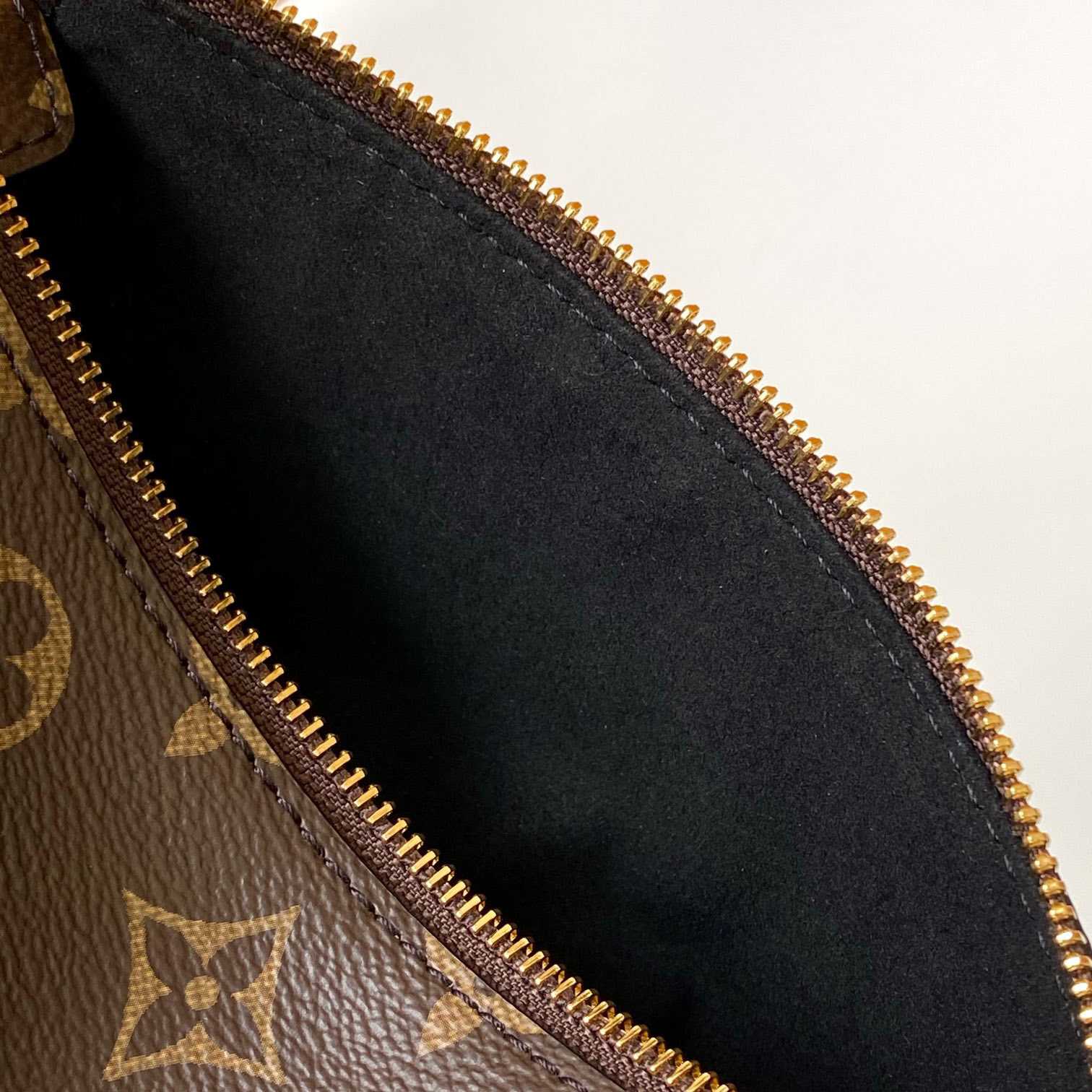 Louis Vuitton Slim Trunk  M13147 - FashionPlug