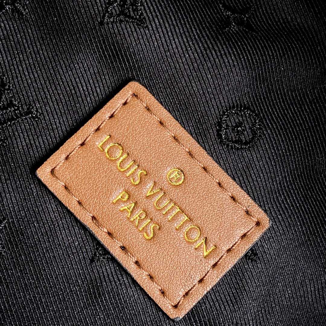 Louis Vuitton Bumbag  M11799 - FashionPlug
