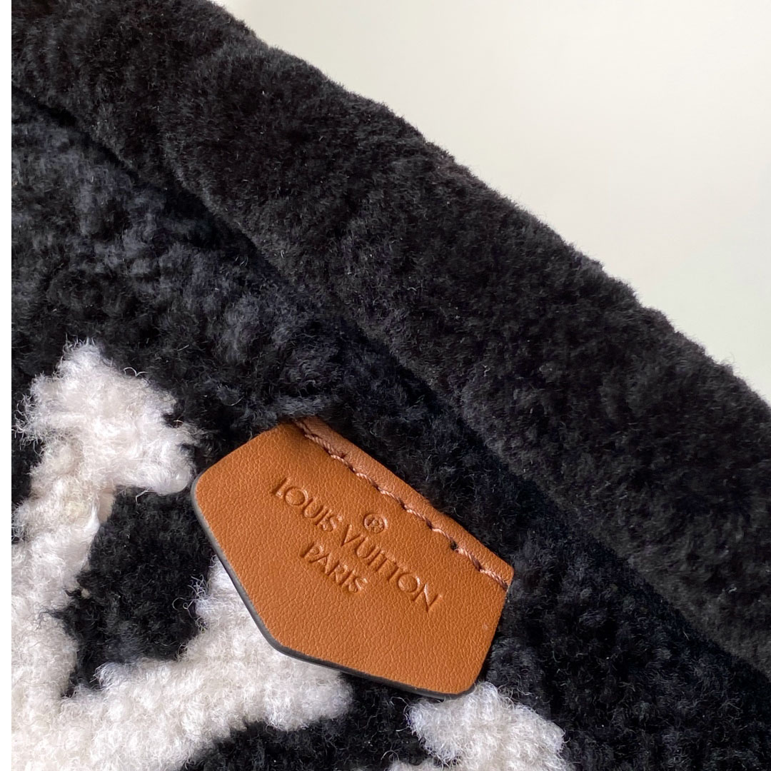 Louis Vuitton Bumbag  M11799 - FashionPlug