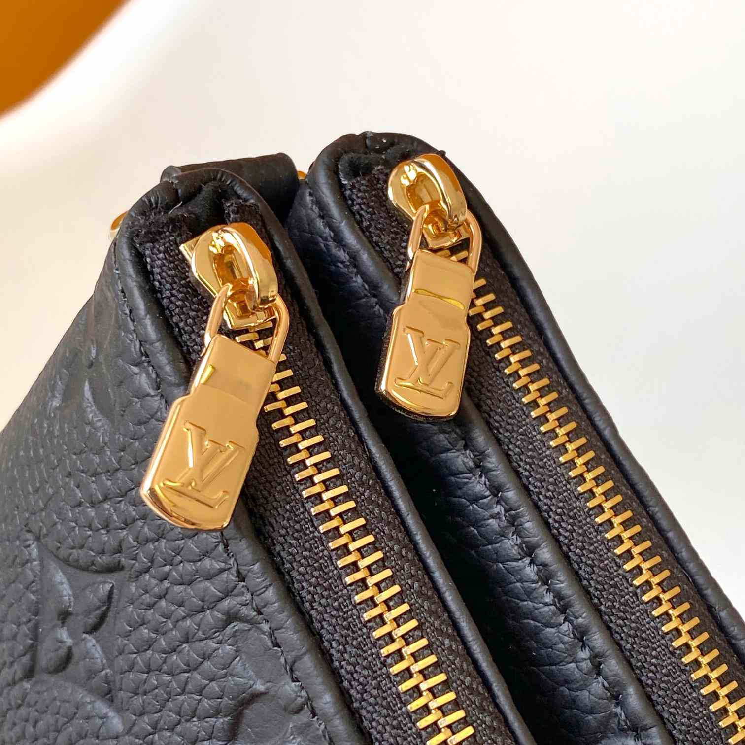 Louis Vuitton Liv Pochette  M83301 - FashionPlug