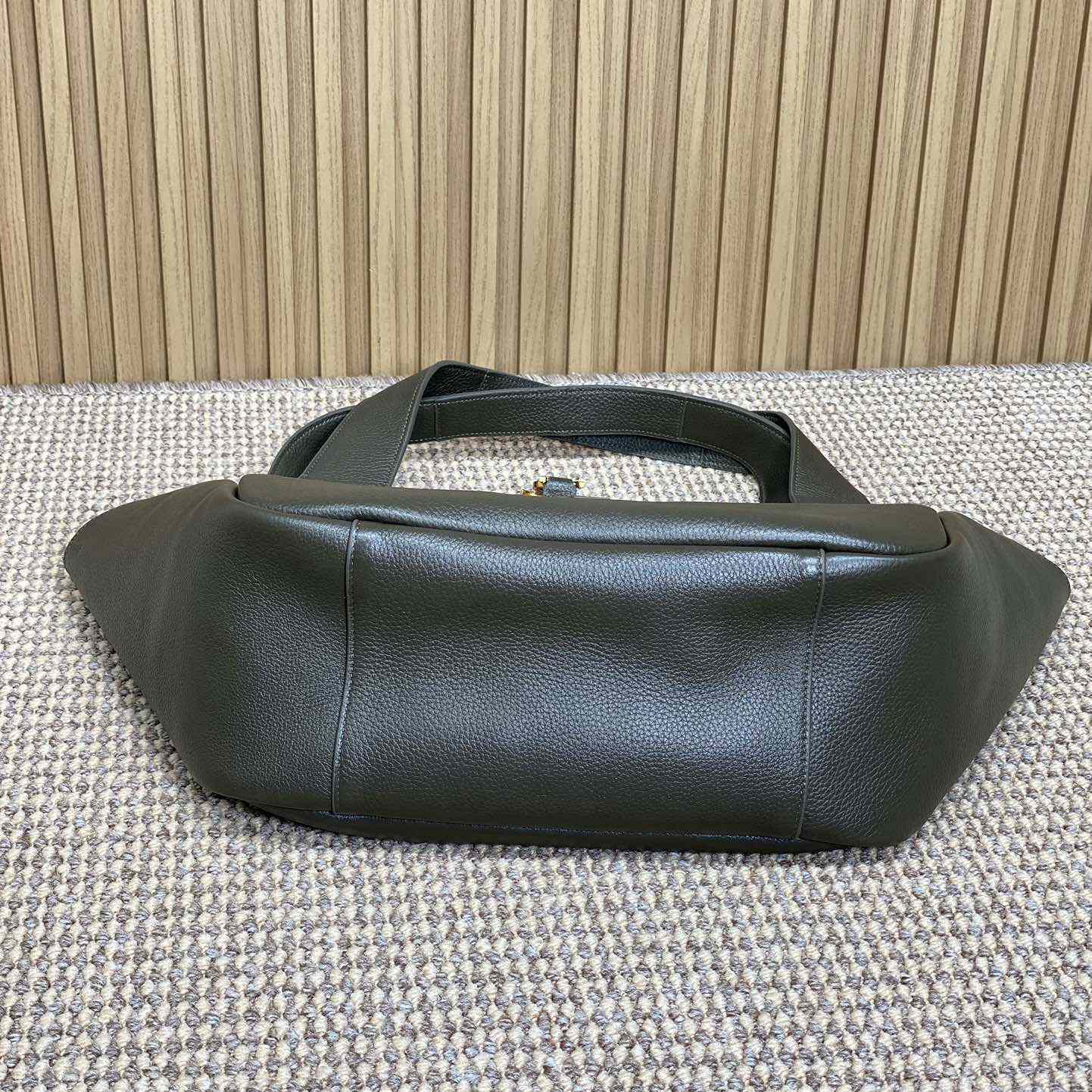 Saint Laurent Le 5 À 7 Bea In Grained Leather - FashionPlug