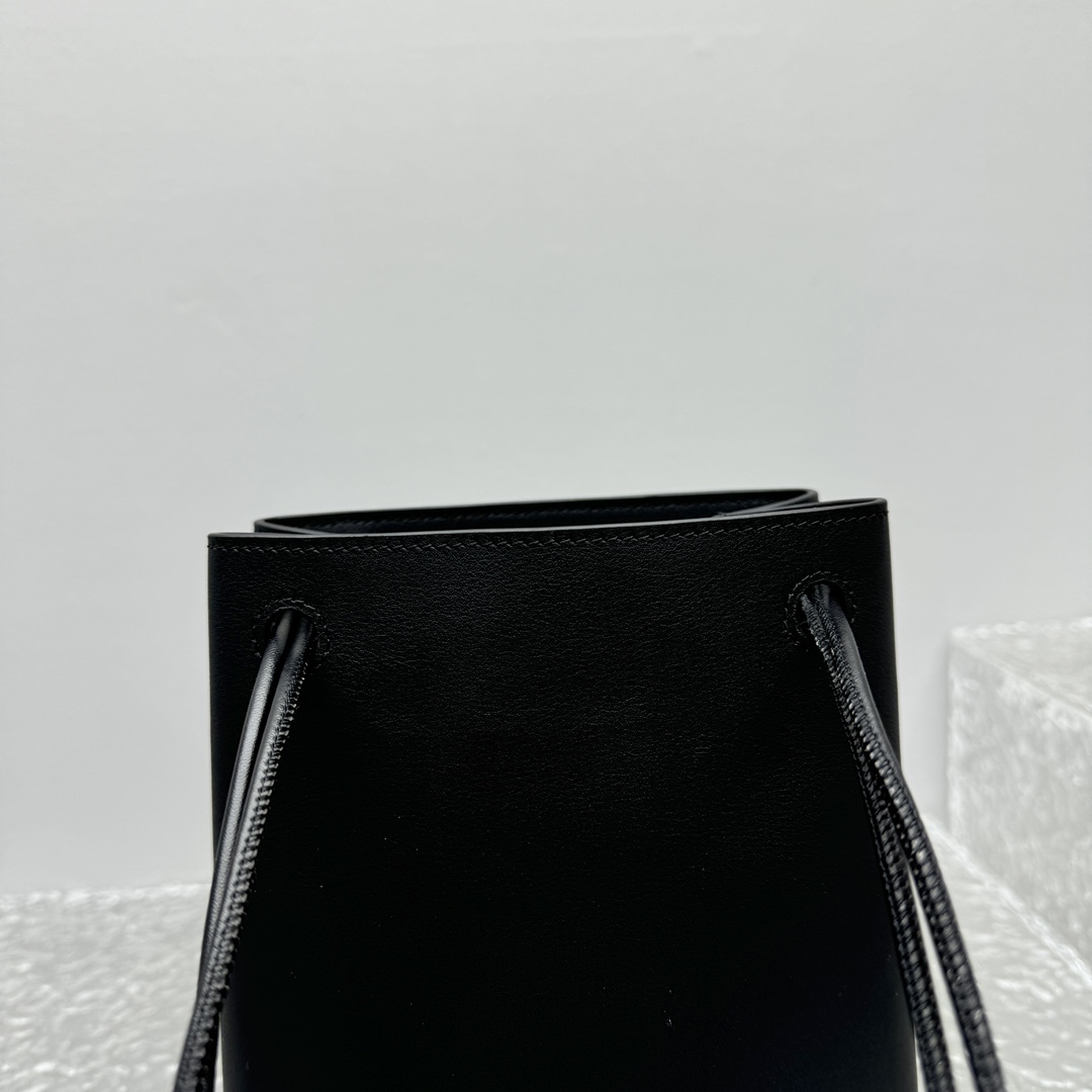 Loewe Pebble Pouch In Smooth Calfskin  - FashionPlug