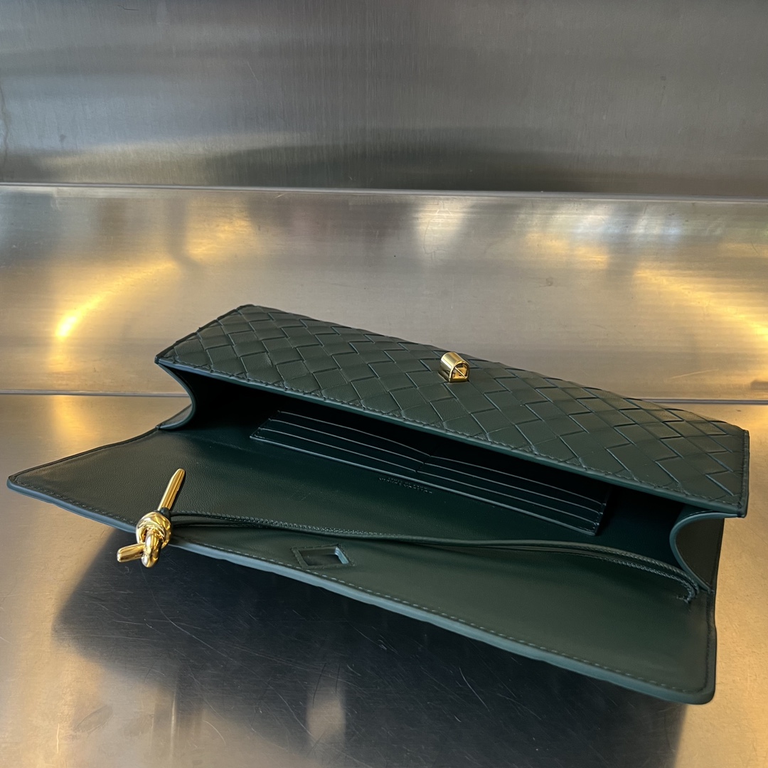 Bottega Veneta Andiamo Clutch 31*13*3cm - FashionPlug