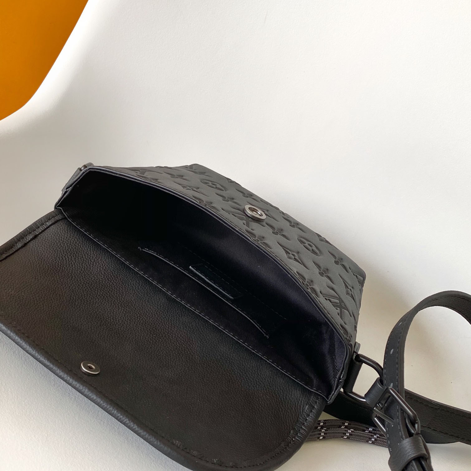 Louis Vuitton Pulse Wearable Wallet  M12636 - FashionPlug