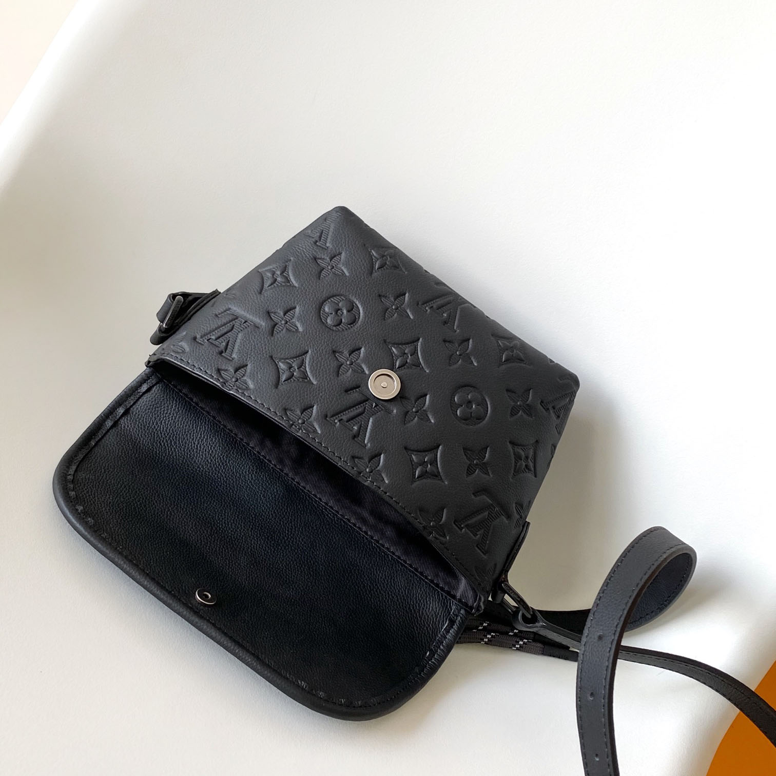 Louis Vuitton Pulse Wearable Wallet  M12636 - FashionPlug