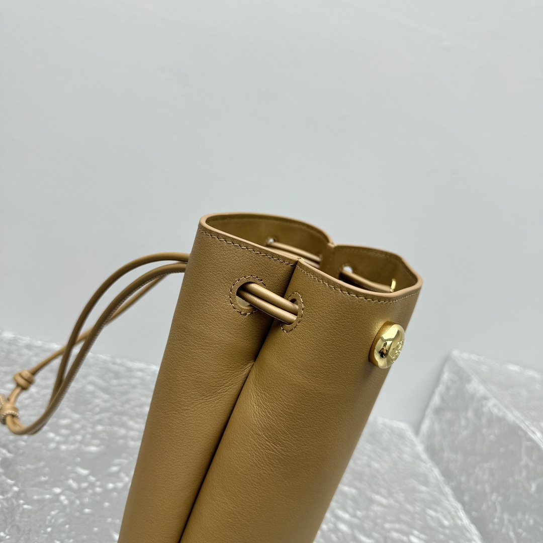 Loewe Pebble Pouch In Smooth Calfskin  - FashionPlug