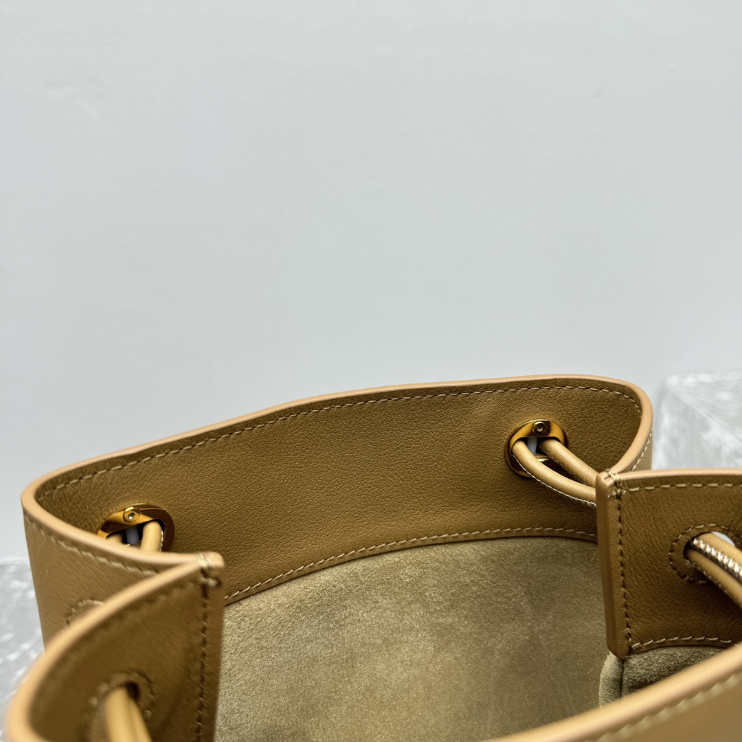 Loewe Pebble Pouch In Smooth Calfskin  - FashionPlug