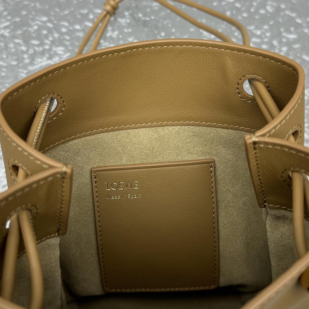 Loewe Pebble Pouch In Smooth Calfskin  - FashionPlug