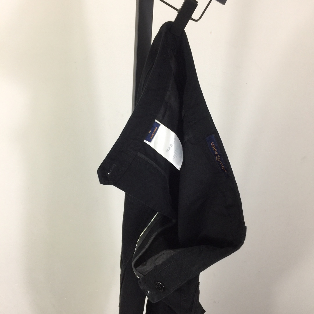 Louis Vuitton Signature Cotton Cargo Pants  1AFJ90 - FashionPlug