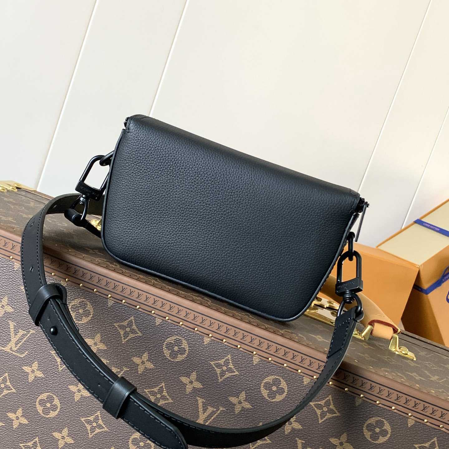 Louis Vuitton Pilot Wearable Wallet   M83563 - FashionPlug