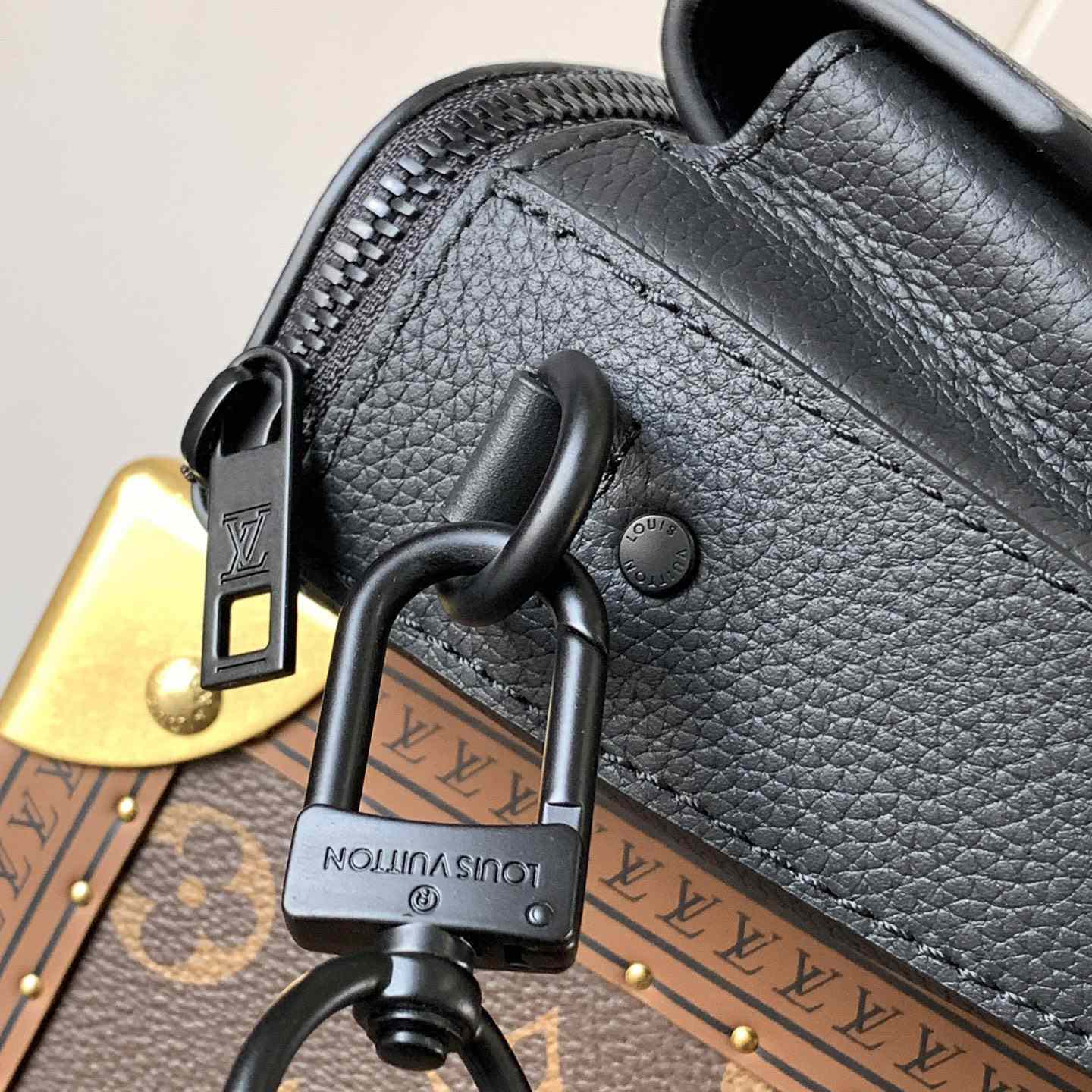 Louis Vuitton Pilot Wearable Wallet   M83563 - FashionPlug
